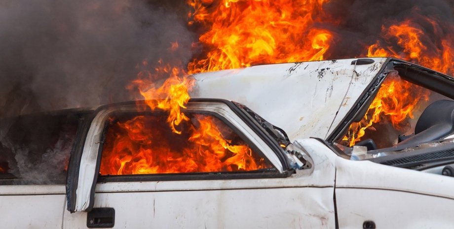 автомобіль вибух, підрив авто, вибух авто, машина горить, пожежа на дорозі