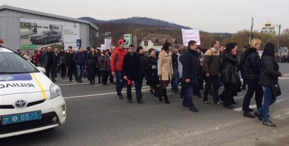 В Мукачево преподаватели ПТУ перекрыли трассу / Фото: mukachevo.net