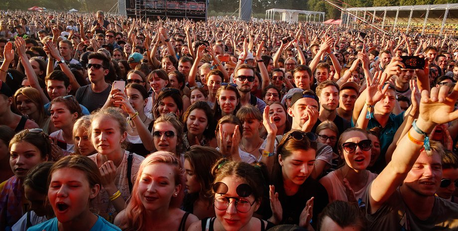 фестиваль Атлас Уикенд - толпа зрителей