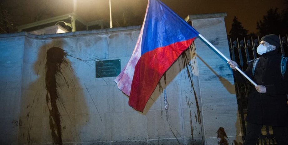 кровь, путин, посольство рф в праге, облили кровью, облили кетчупом, кровь на руках путинского режима, россия, прага