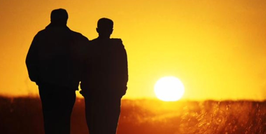 Усыновленный мужчина встретил своих биологических родителей спустя 56 лет, генетический тест ДНК, отношения в семье, поиск родственников