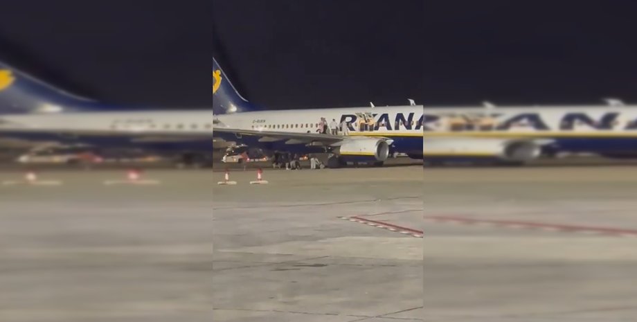 Эвакуация пассажиров с самолета в испанской Майорке в ночь на субботу 5 июля