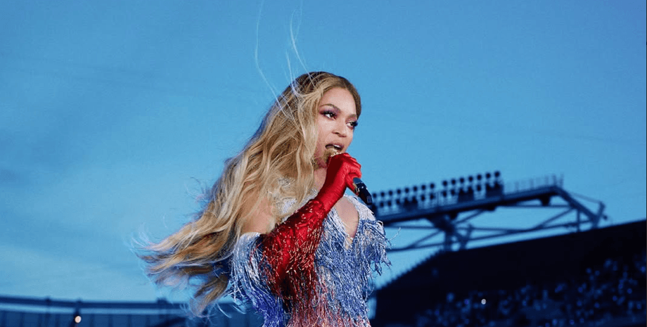 Бейонсе виступила в кольорах прапора росії