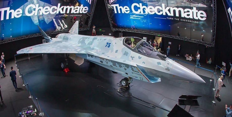 Образец самолета Су-75