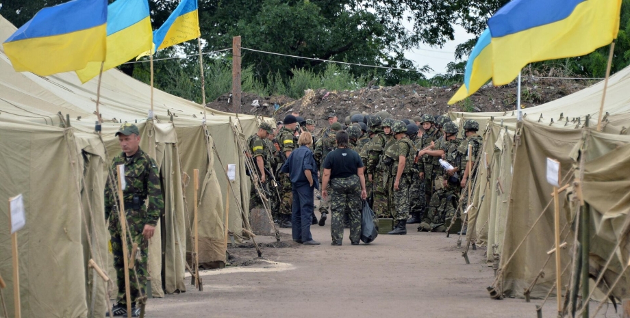 украинские военные, палатки военных, флаги Украины