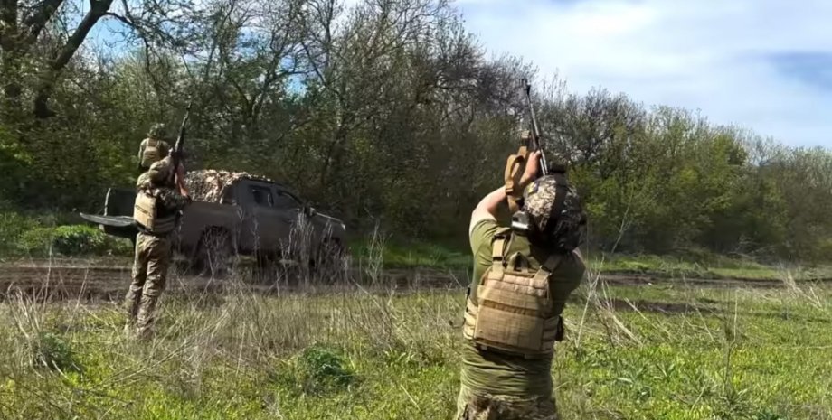 I combattenti ucraini hanno utilizzato mitragliatrici e macchine per eliminare g...
