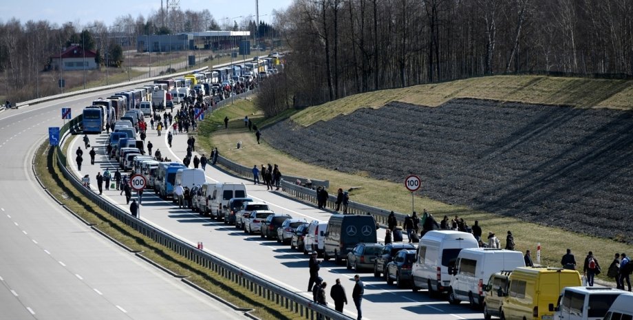 Очереди на границе машины, люди, пункт пропуска, граница
