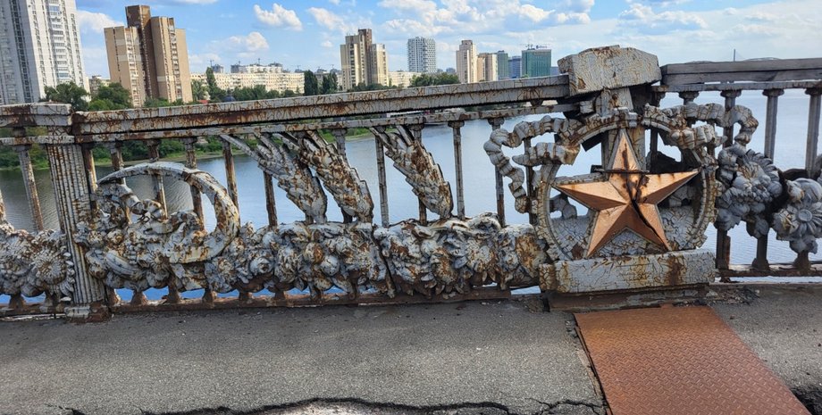 Мост Патона ржавый