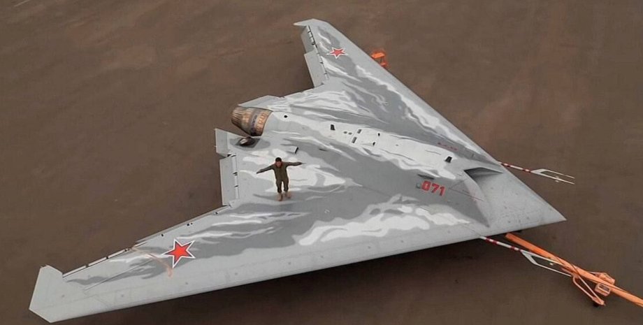 Nach Angaben einiger Beobachter wurde die reaktive Drohne vom russischen SU-57-K...