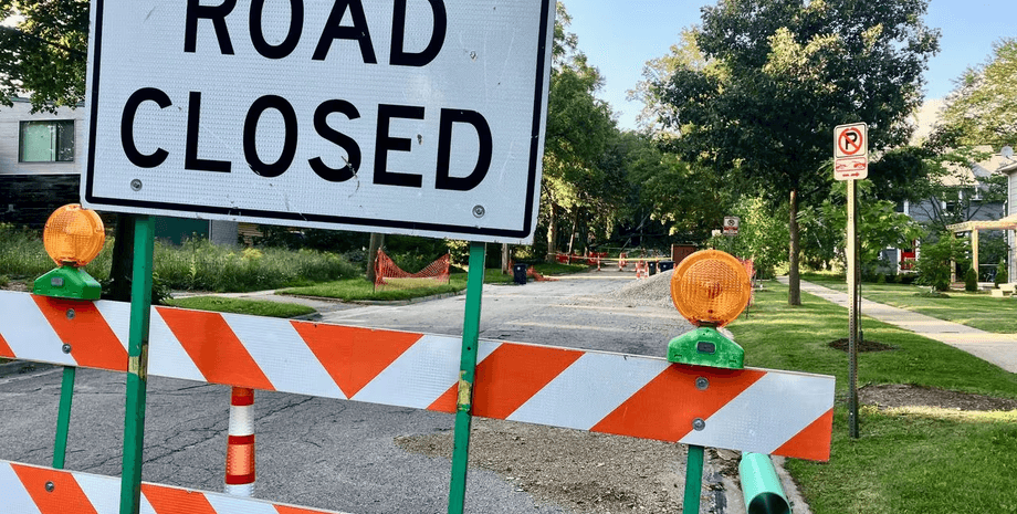 Ремонт дороги, перекрытая дорога, конфликт соседей, скандал через проезд, закрытый проезд, дорога, улица,