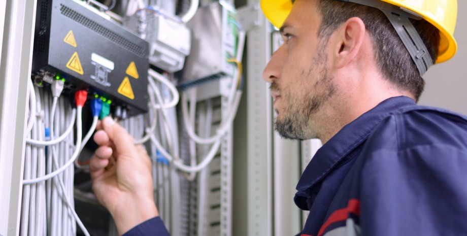 иллюстративное фото инженера подключаещего интернет интернет, компьютерная сеть, провайдер