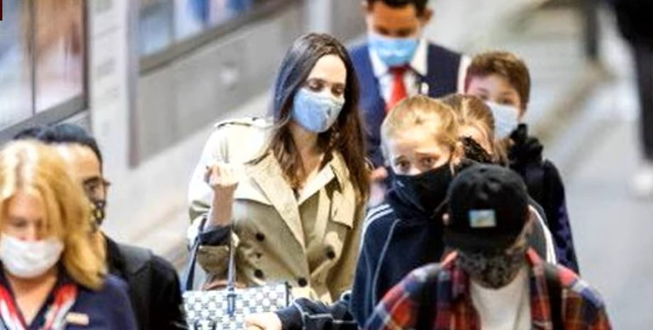 Анджелина Джоли, аэропорт