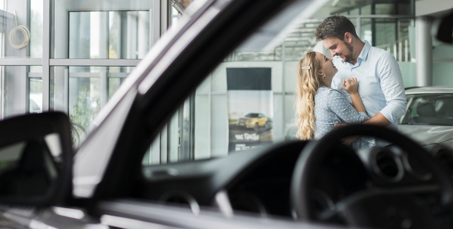 Жінка радіє купівлі автомобіля