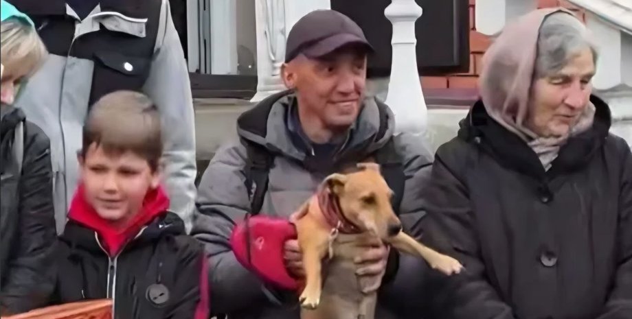 мужчина с собакой возле церкви