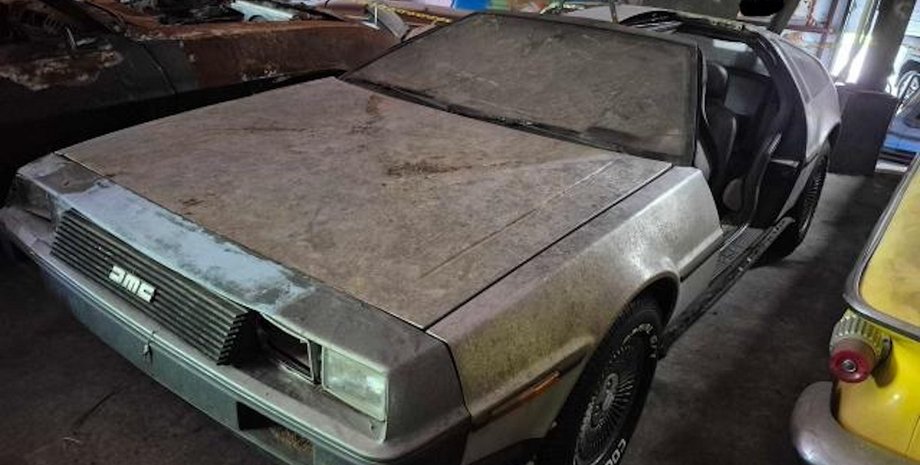 DeLorean DMC-12