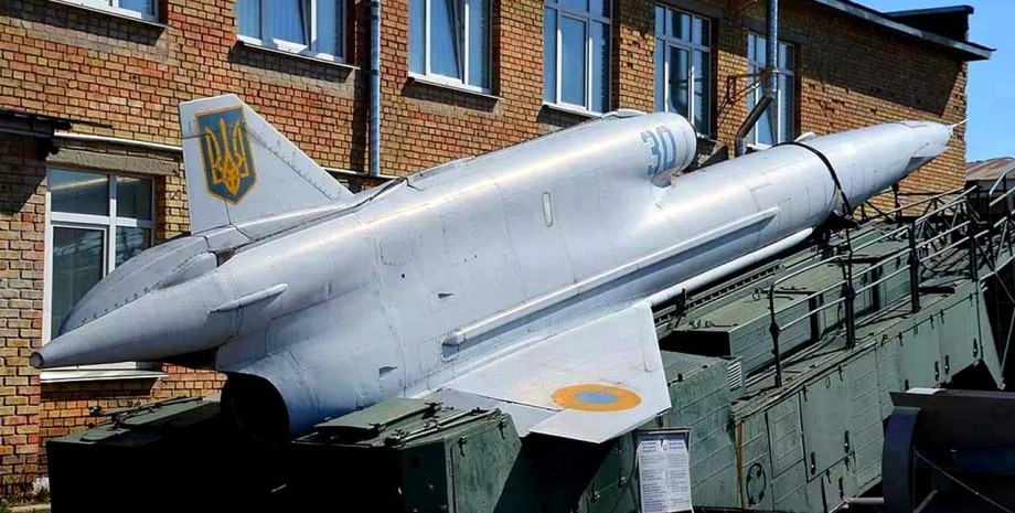 беспилотник Ту-141, удары по аэродрому в саратове