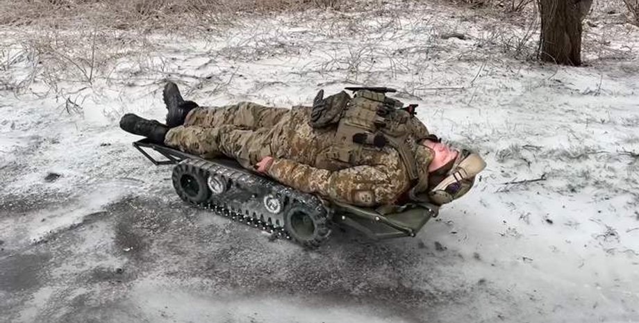 беспилотник, дрон, эвакуатор. военный