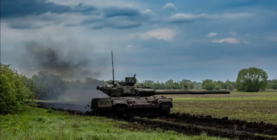 Танк Танк стріляє на війні в Україні влітку