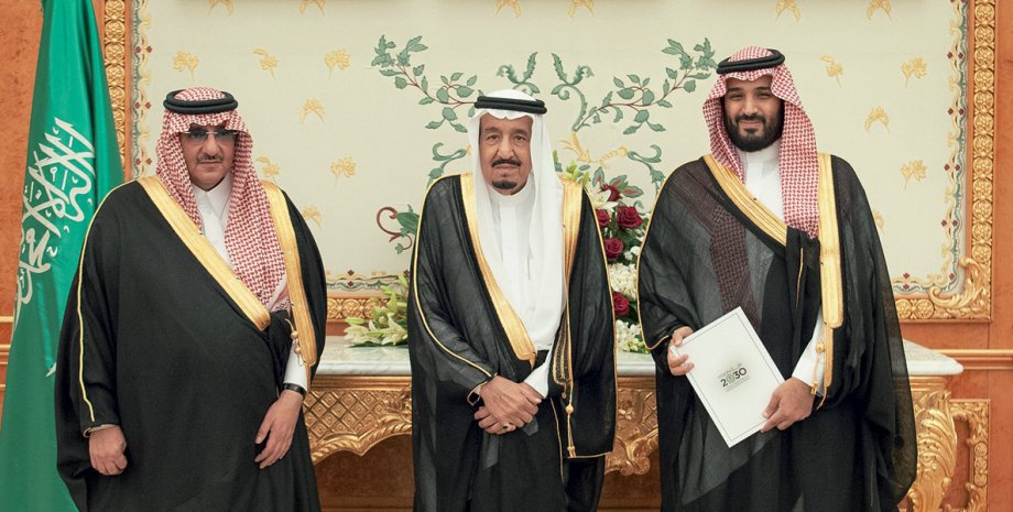 Король Салман (в центре) с наследниками / Фото: Getty Images