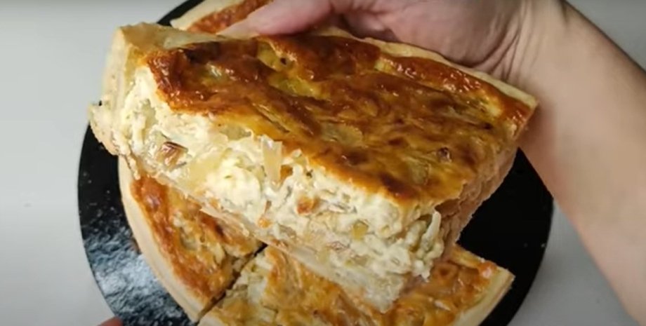 Рецепт дня: Закусочный луковый пирог с плавленым сыром