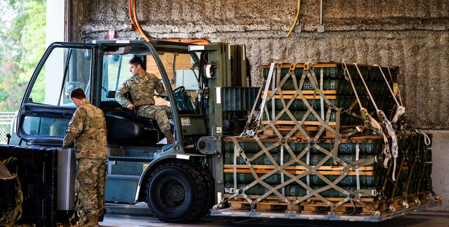 Бійці вантажать військову допомгу Україні