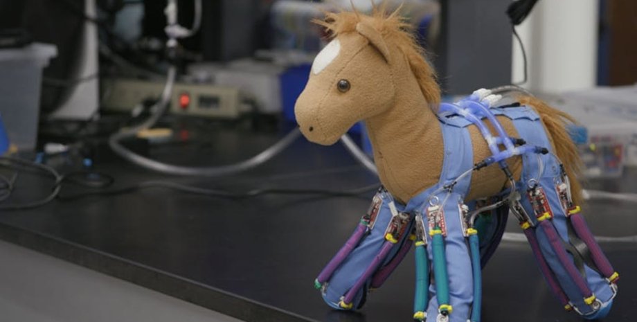 Лошадка, роботизированная при помощи "робокожи". Yale University