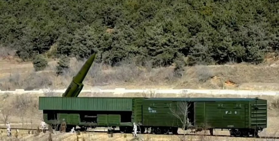 Північнокорейський аналог "Іскандер" на поїзді