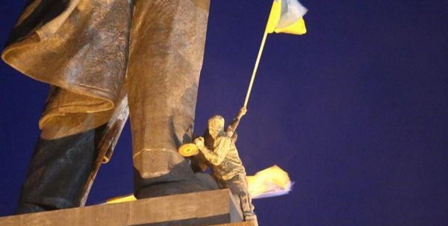 Снос памятника Ленину в Харькове / Фото: twitter.com/euromaidan