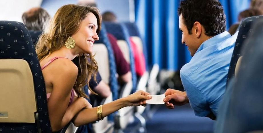 Пассажирка самолета поменялась местами с незнакомым мужчиной, который хотел лететь с партнершей