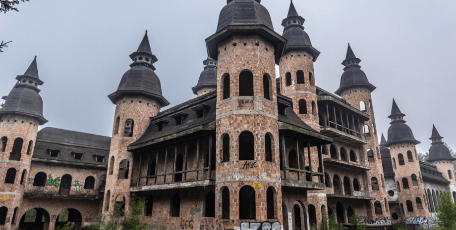Замок Лапаліце в Польщі, замок, фортеця, палац, маєток, покинутий замок, покинутий будинок, занедбаний будинок, не вистачило грошей, туристи
