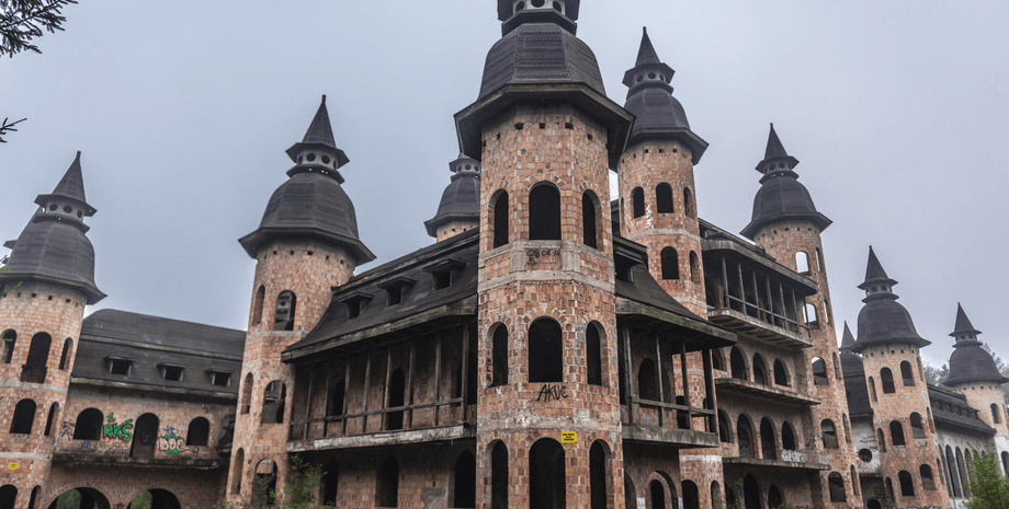 Замок Лапалице в Польше, замок, крепость, дворец, поместье, заброшенный замок, заброшенный дом, не хватило денег, туристы