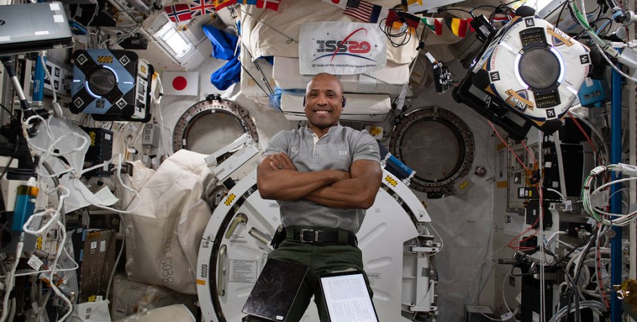 Віктор Гловер, астронавт, NASA