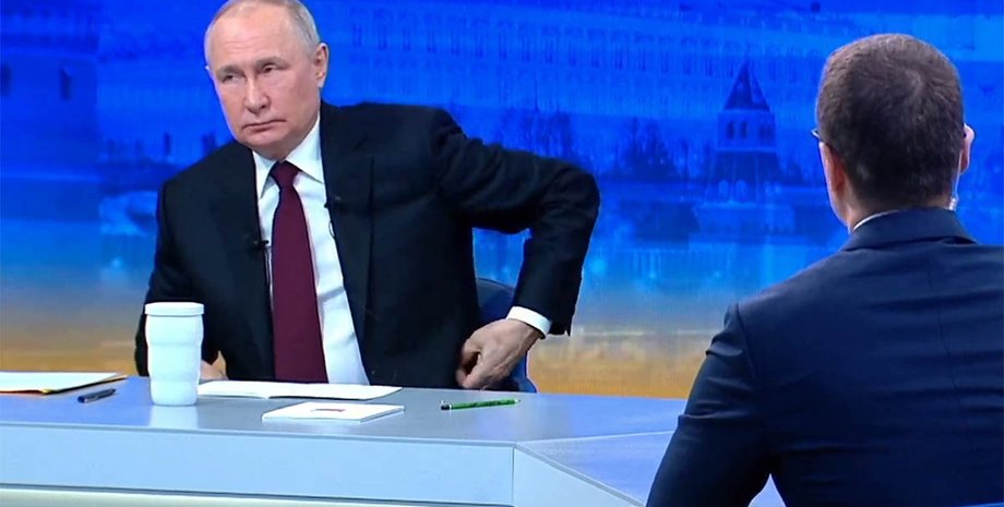 Владимир Путин во время "Прямой линии"