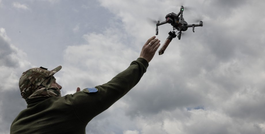 Солдат ВСУ запускает дрон с бомбой, фото