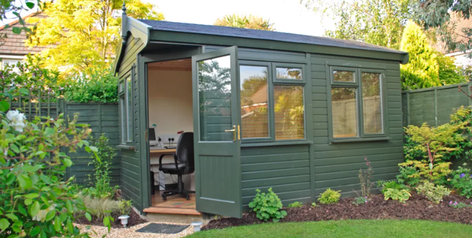 Старый сарай превратили в крошечный домик для уединения, ремонт в сарае, обустройство жилья, фото до и после