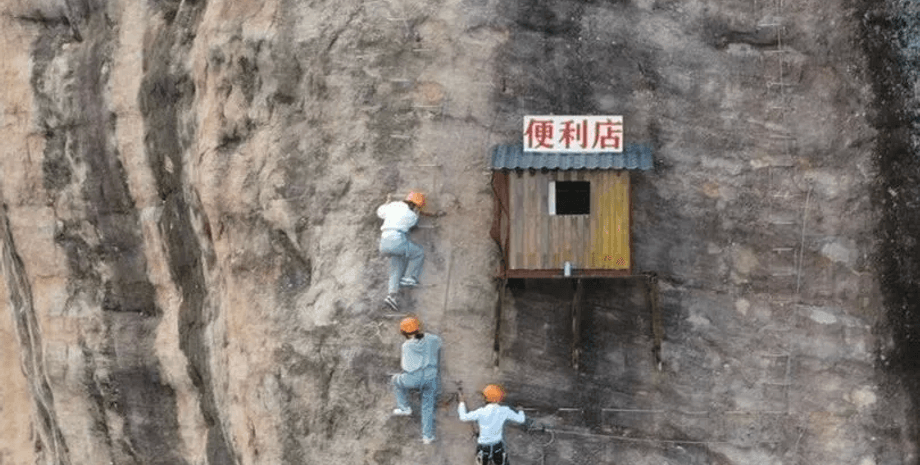 Магазин внутри скалы, самый неудобный магазин, туристы, альпинисты, зиплайн, горы, скала, склон скалы,