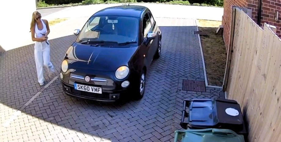 Машина з'їхала в канаву, забули ручник, Fiat 500, TikTok відео, вірусне відео, курйоз із машиною, авто без ручника, студентка, барменша