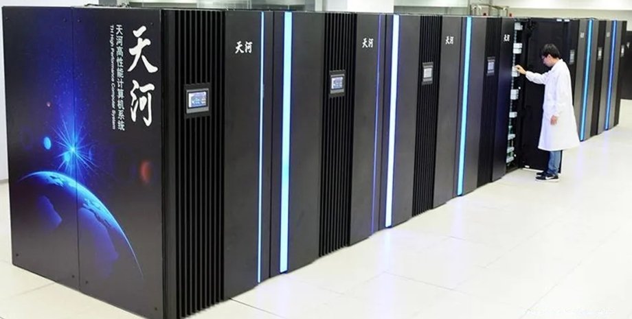 суперкомп'ютер