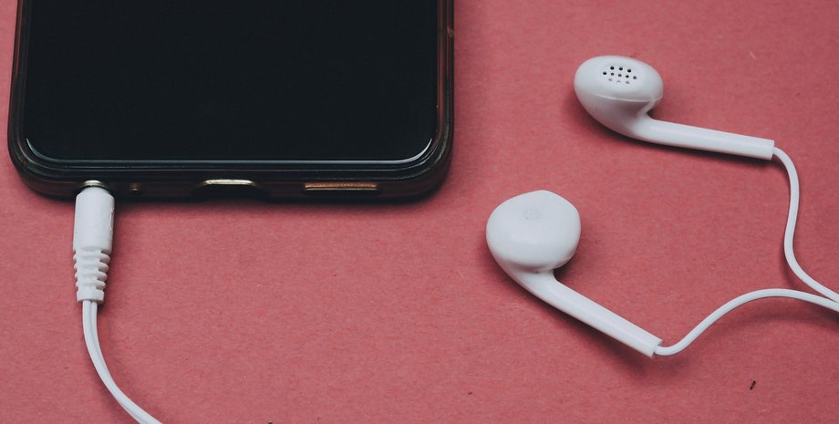 Смартфон з дротовими навушниками