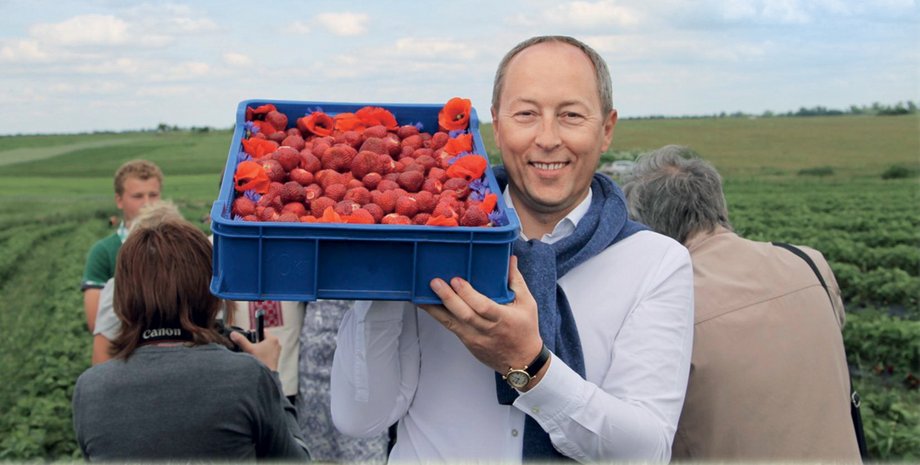 Гендиректор Данон в Украине Марек Войтина с лосятинской клубникой