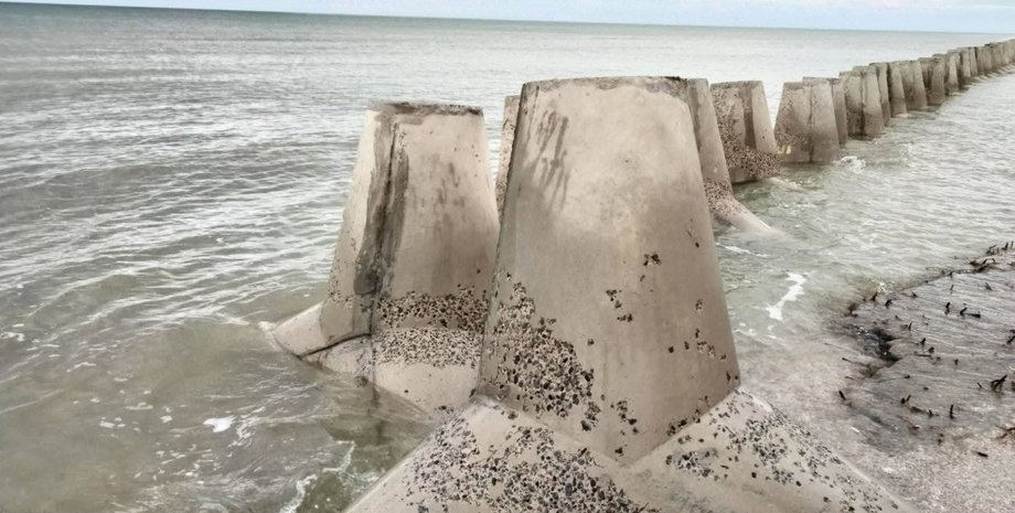 тетраподи Море знищує тетраподи на Одещині