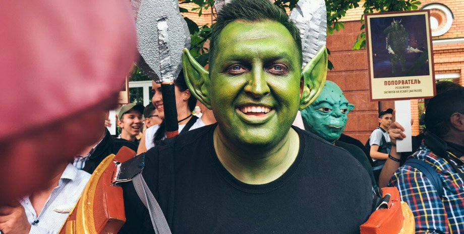 Один из активистов "Демократичной сокиры орды" в образе орка, фото: Андрей Райский / kiev.informator.ua