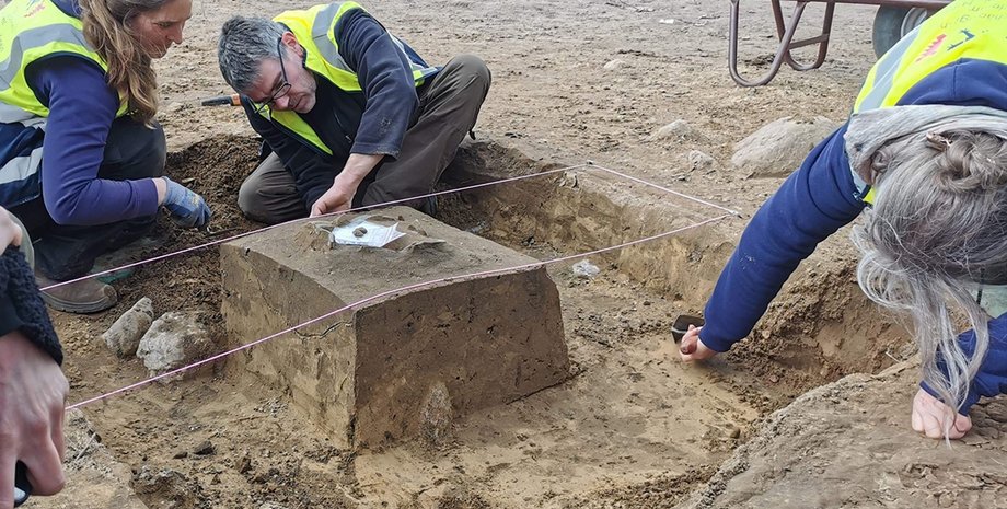 Археологи нашли бронзовые котлы