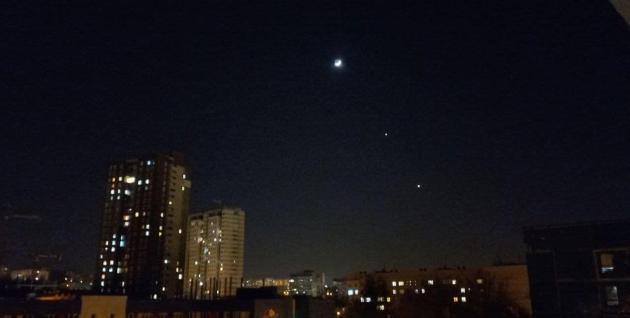 Луна, Юпитер, Венера, ночь, небо, город, фото