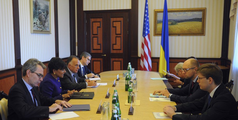 Арсений Яценюк и Пенни Притцкер / Фото пресс-службы Кабмина