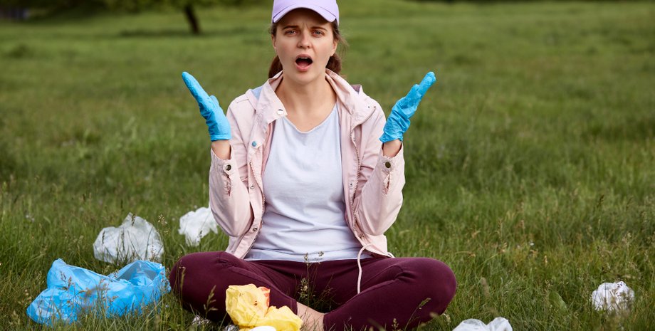 "Я бачу тебе": жінку переслідує колишня сусіда, яка залишає на подвір'ї сміття та записки