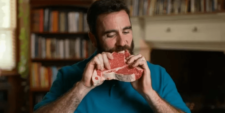 Мужчина ест сырое мясо, особая диета, опасно для здоровья, рискует жизнью, неприготовленное мясо, мясо, красное мясо