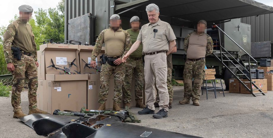 Петр Порошенко показал якобы трофей с Покровского направления