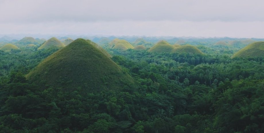Chocolate Hills, The Philippines (Jacky Lo/Unsplash)