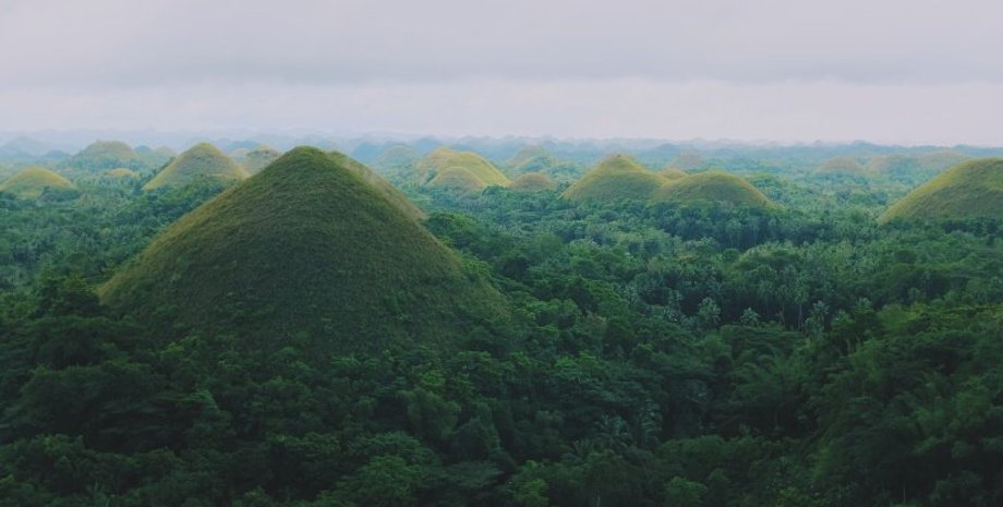 Chocolate Hills, The Philippines (Jacky Lo/Unsplash)